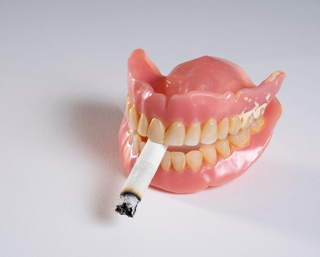 آیا بلیچینگ دندان به ترک سیگار کمک می‌کند؟