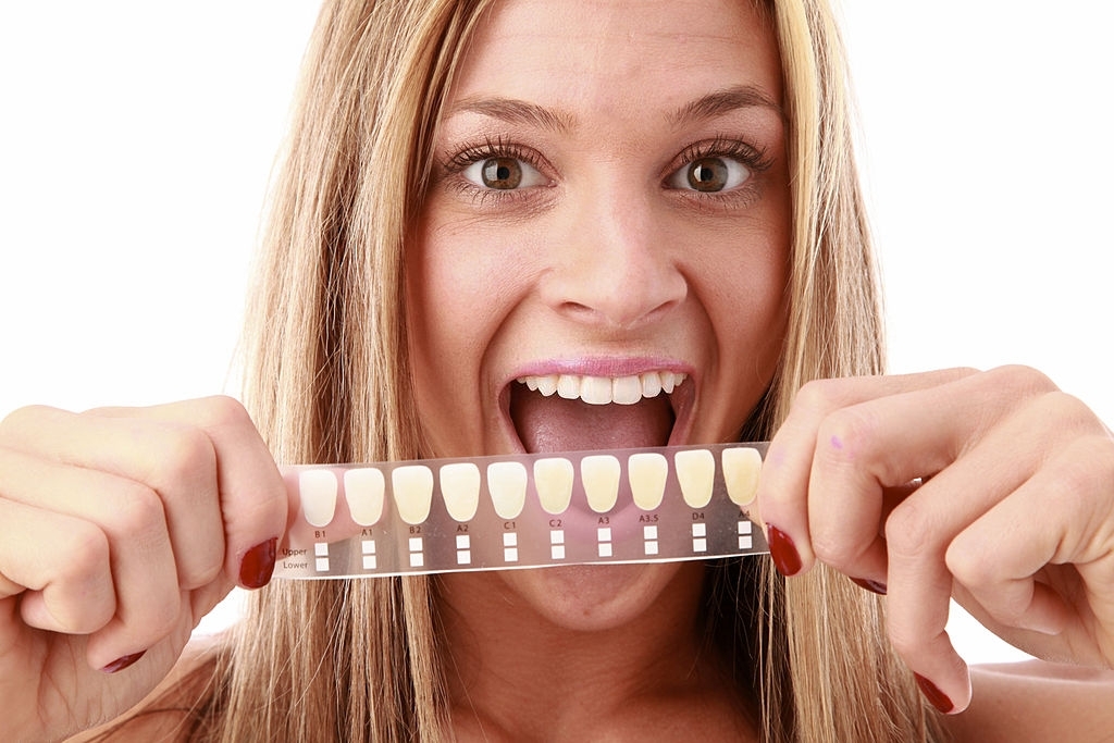 انتخاب رنگ و تن طبیعی برای سفید کردن دندان