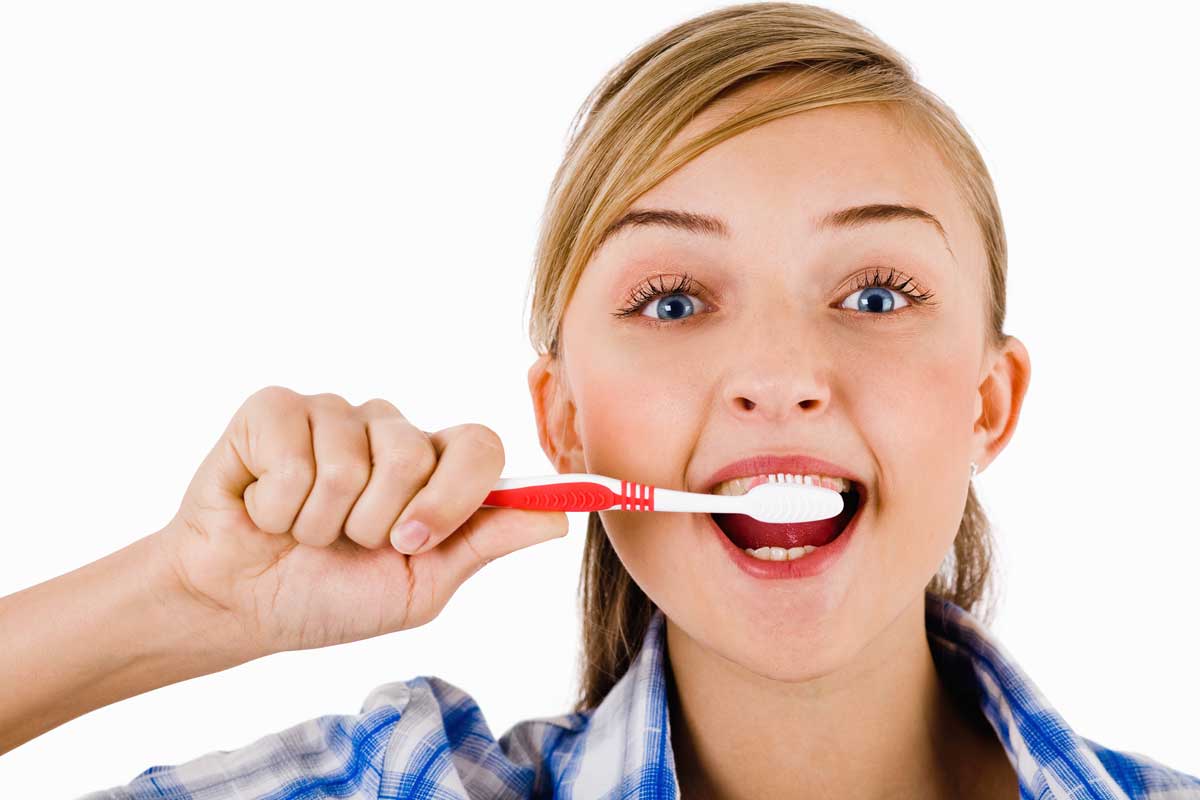 مسواک زدن و نخ دندان کشیدن منظم