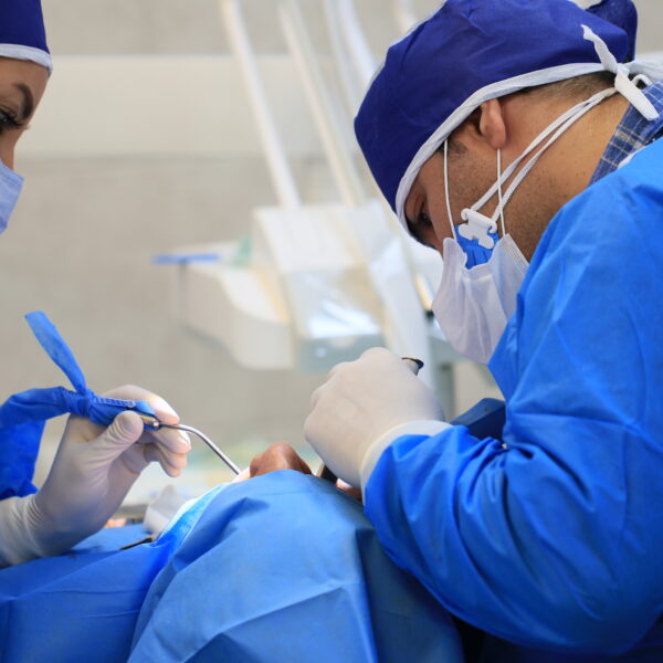 عکس حین درمان بهترین دندانپزشک در ملارد